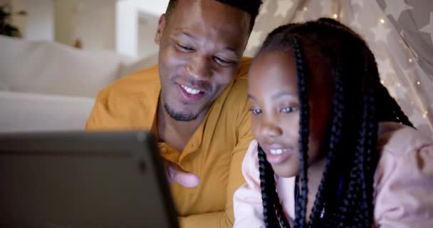 Щасливий Афроамериканський Батько Дочкою Використовуючи Планшет Під Час Сну Повільний — стокове відео