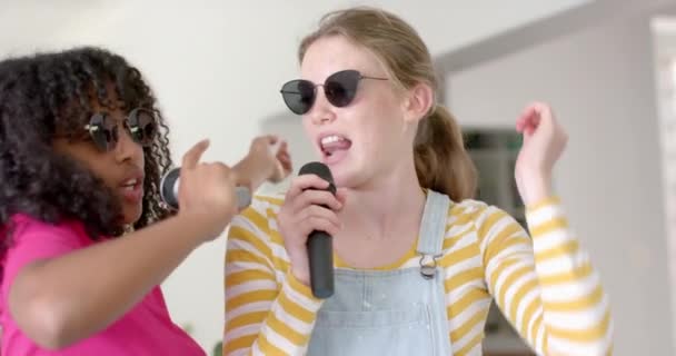 Diversos Felizes Adolescentes Amigos Dançando Cantando Com Óculos Casa Câmera — Vídeo de Stock