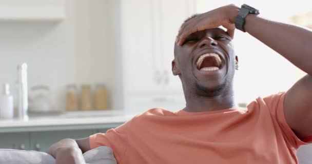 快乐的非洲裔美国人 在阳光灿烂的客厅里 慢吞吞地打电话笑着 Home Domestic Life Lifestyle Wellbeing Communication Technology — 图库视频影像