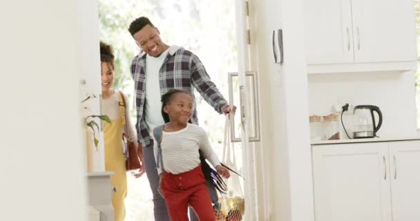 Glückliche Afrikanisch Amerikanische Eltern Und Tochter Auf Dem Nachhauseweg Von — Stockvideo