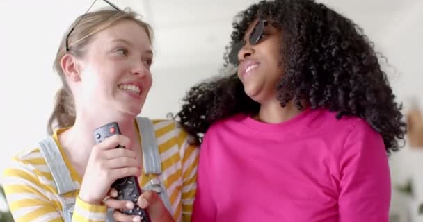 Joyeuses Amies Adolescentes Diverses Dansant Chantant Karaoké Maison Ralenti Vie — Video