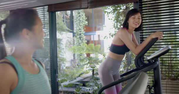 快乐的亚洲女性朋友在阳光灿烂的家庭体育馆里锻炼和微笑 动作缓慢 健康的生活方式 健康和幸福 — 图库视频影像