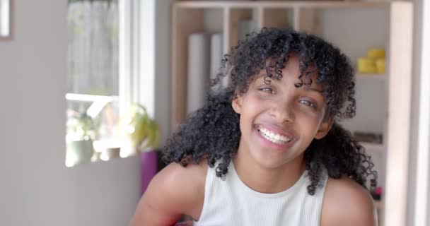 Portrait Von Glücklichen Zweirassigen Fitness Teenager Mädchen Mit Yogamatte Weißem — Stockvideo
