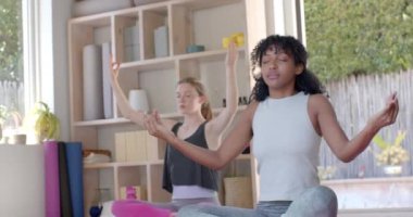Beyaz odada egzersiz yapan ve meditasyon yapan farklı fitness kadınları, yavaş çekim. Hava yogası, yoga, birliktelik, aktivite ve yaşam yogası, birliktelik, aktivite ve yaşam tarzı, değişmemiş..