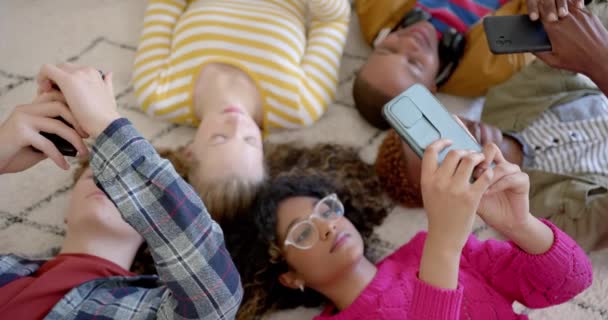 Ευτυχισμένη Και Ποικιλόμορφη Ομάδα Εφήβων Φίλων Που Χρησιμοποιούν Smartphones Και — Αρχείο Βίντεο