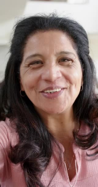 Lykkelig Biracistisk Senior Kvinde Der Har Videoopkald Smilende Solrigt Rum – Stock-video