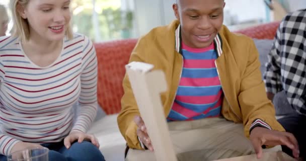 Heureux Groupe Diversifié Amis Adolescents Assis Sur Canapé Manger Pizza — Video