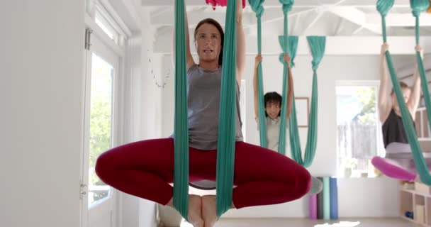 Konzentrierte Fitness Frauen Beim Aerial Yoga Großen Weißen Raum Zeitlupe — Stockvideo