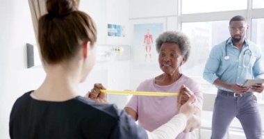 Bando ve kadın doktorlarla egzersiz yapan çeşitli son sınıf öğrencileri hastanede ağır çekimde danışmanlık yapıyor. İlaç, sağlık ve sağlık hizmetleri, değiştirilmemiş.