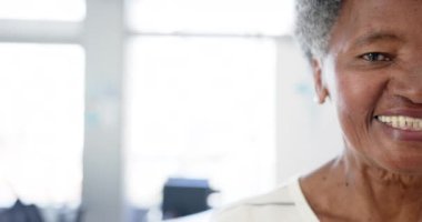 Afro-Amerikan son sınıf öğrencisi mutlu bir kadının yarım portresi kopya alanı ve ağır çekimle hastanede. İlaç, sağlık ve sağlık hizmetleri, değiştirilmemiş.