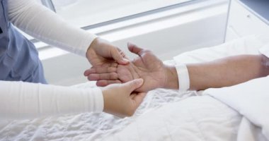 Hastanedeki yaşlı kadın hastanın çeşitli kadın doktorları test ediyor. Ağır çekimde. İlaç, sağlık ve sağlık hizmetleri, değiştirilmemiş.