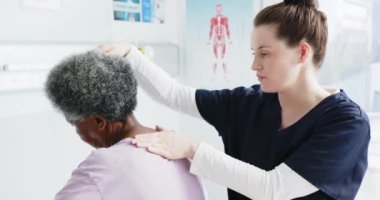 Hastanede boyun ve bayan doktorlara danışmanlık yapan çeşitli kıdemli kadınlar, ağır çekimde. İlaç, sağlık ve sağlık hizmetleri, değiştirilmemiş.