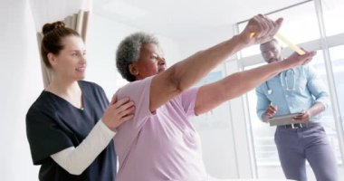 Bando ve kadın doktorlarla egzersiz yapan çeşitli son sınıf öğrencileri hastanede ağır çekimde danışmanlık yapıyor. İlaç, sağlık ve sağlık hizmetleri, değiştirilmemiş.