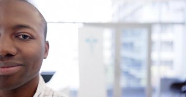 Afro-Amerikan bir adamın yarım portresi hastanede, fotokopi alanı var, ağır çekimde. İlaç, sağlık ve sağlık hizmetleri, değiştirilmemiş.