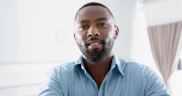 Portret Van Een Blije Afro Amerikaanse Man Het Ziekenhuis Slow — Stockvideo