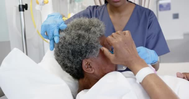 Африканская Американка Врач Надевает Кислородную Маску Пожилую Женщину Больничной Палате — стоковое видео