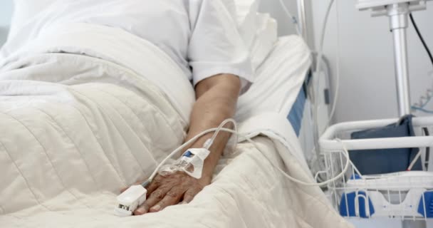 Mano Una Paciente Anciana Afroamericana Durmiendo Cama Habitación Del Hospital — Vídeo de stock