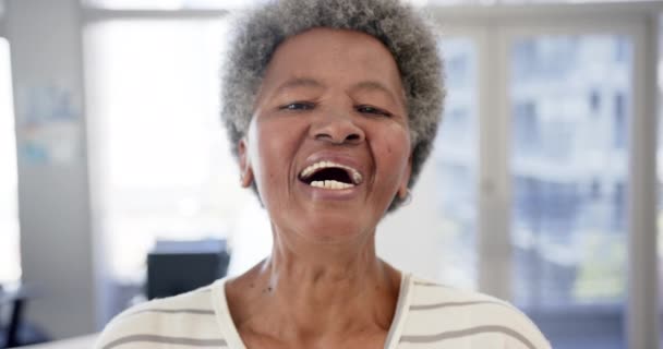 Портрет Щасливої Афроамериканської Старшої Жінки Лікарні Повільний Рух Медицина Охорона — стокове відео