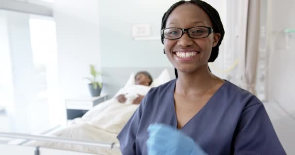 Ritratto Felice Dottoressa Afroamericana Con Occhiali Camera Ospedale Rallentatore Medicinali — Video Stock