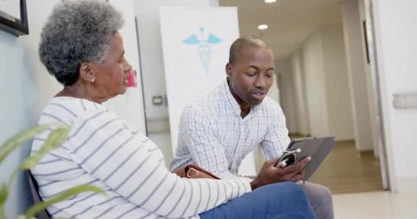 태블릿을 사용하여 아프리카계 미국인 의사와 병원에서 여성과 이야기 슬로우 커뮤니케이션 — 비디오
