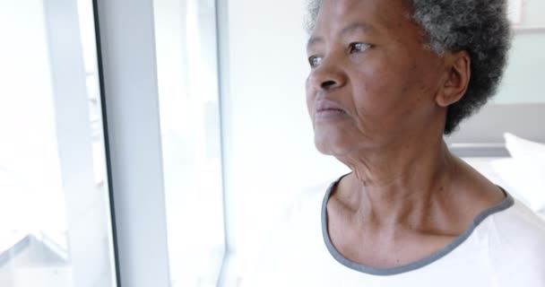 Афроамериканський Пацієнтка Старшого Віку Яка Дивиться Вікно Лікарні Повільний Рух — стокове відео