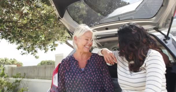 Dvě Šťastné Různorodé Starší Ženy Sedící Otevřeném Kufru Objímající Slunečného — Stock video