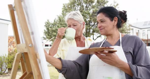 Dvě Šťastné Různorodé Starší Ženy Malují Obraz Usmívají Slunné Zahradě — Stock video