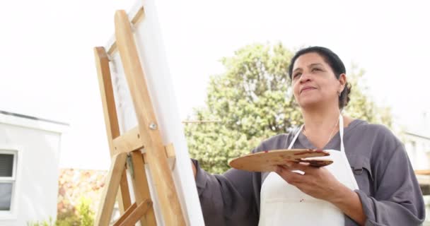 Mutlu Çift Irklı Son Sınıf Kadın Resim Çiziyor Güneşli Bahçede — Stok video
