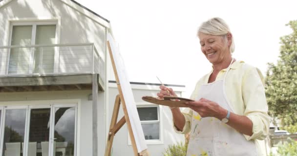 Mutlu Beyaz Kadın Resim Çiziyor Güneşli Bahçede Gülümsüyor Yavaş Çekim — Stok video