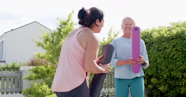 Duas Mulheres Idosas Diversa Feliz Com Tapetes Exercício Abraçando Jardim — Vídeo de Stock