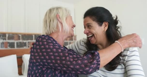Dos Mujeres Mayores Felices Diversas Abrazando Riendo Dormitorio Soleado Cámara — Vídeo de stock