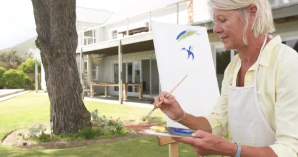 Szczęśliwy Biały Starszy Kobieta Malarstwo Obraz Uśmiech Słonecznym Ogrodzie Zwolniony — Wideo stockowe