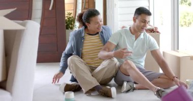 Yeni eve taşınan mutlu eşcinsel çift oturma odasında selfie çekiyorlar, ağır çekimde. İletişim, ev, taşınma evi, gay, birliktelik, ev hayatı ve yaşam tarzı, değişmemiş.