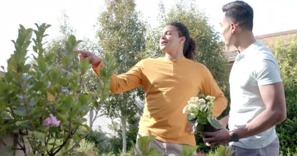 Šťastný Různorodý Homosexuální Párek Mluví Slunné Zahradě Kopíruje Prostor Zpomaluje — Stock video