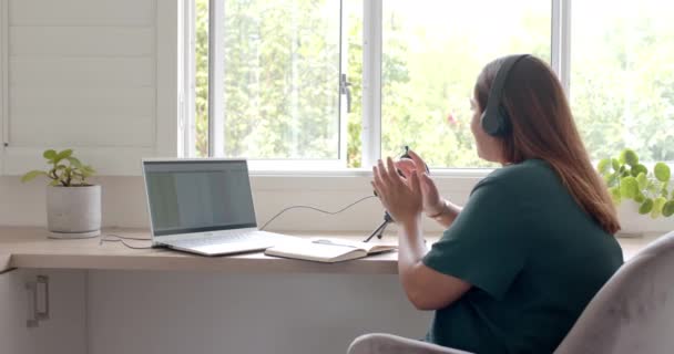 Συν Μέγεθος Biracial Γυναίκα Χρησιμοποιώντας Ακουστικά Φορητό Υπολογιστή Και Μικρόφωνο — Αρχείο Βίντεο