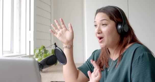 Happy Size Mulher Biracial Fones Ouvido Podcasting Com Laptop Casa — Vídeo de Stock