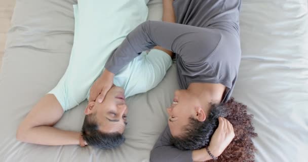 Glad Olika Homosexuella Manliga Par Liggande Sängen Omfamna Och Prata — Stockvideo