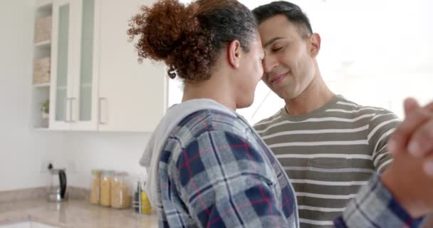 ロマンチックな多様なゲイ男性カップルがキッチンで抱擁し ゆっくりと踊っています ロマンス トータルネス 家庭生活 健康的なライフスタイル 変わらない — ストック動画