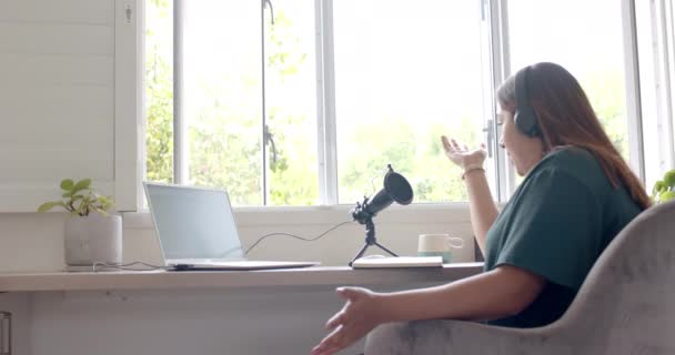 Femme Biraciale Taille Aide Écouteurs Ordinateur Portable Microphone Baladodiffusion Espace — Video