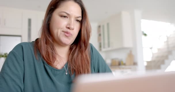 Enfocado Reflexivo Más Tamaño Biracial Mujer Utilizando Ordenador Portátil Que — Vídeos de Stock