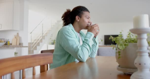 Vrolijke Attente Biracial Man Met Lang Haar Drinken Koffie Zitten — Stockvideo