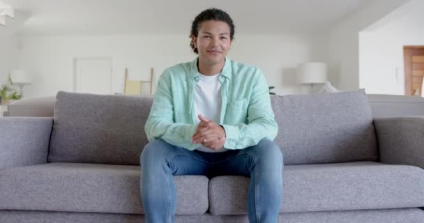 Retrato Homem Biracial Feliz Sentado Sofá Sorrindo Sala Estar Espaço — Vídeo de Stock