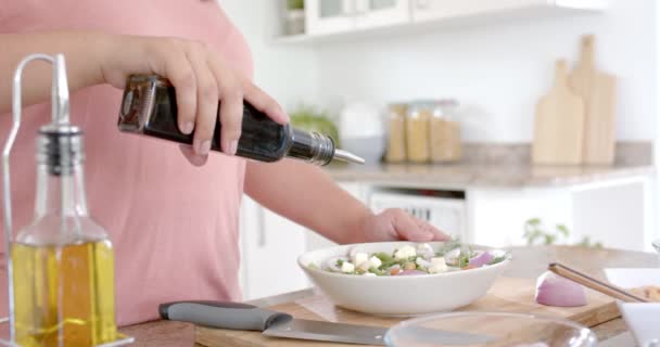 Midsection Size Biracial Kvinde Dressing Salat Med Eddike Kopieringsrum Slow – Stock-video