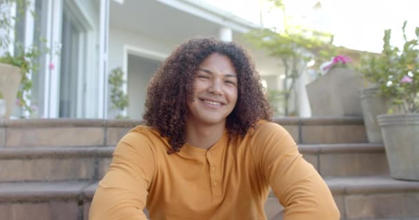 Retrato Homem Biracial Feliz Com Cabelos Longos Sentado Passos Sorrindo — Vídeo de Stock