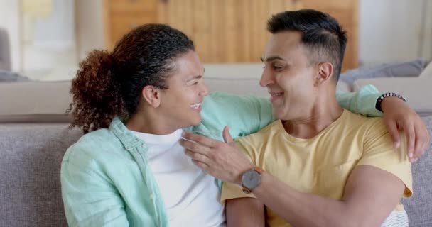 Šťastný Různorodý Gay Mužský Pár Který Videohovor Doma Objímá Zpomaluje — Stock video