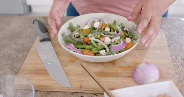 Счастливая Бикини Size Делающая Сыр Фета Салат Кухне Замедленная Съемка — стоковое видео