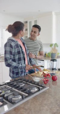 Mutfakta meyve püresi yapan mutlu ve çeşitli eşcinsel çiftin videosu, yavaş çekim. Gay, ilişki, yemek, beslenme, birliktelik, ev hayatı ve sağlıklı yaşam tarzı, değişmemiş.