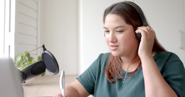 Feliz Más Tamaño Biracial Mujer Auriculares Podcasting Con Ordenador Portátil — Vídeo de stock