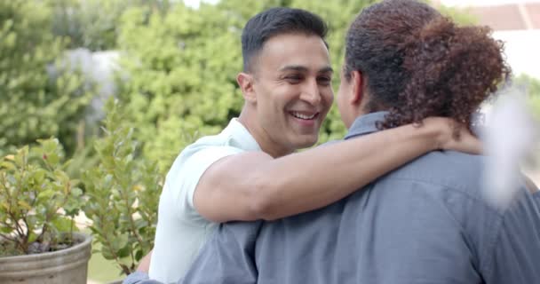 Feliz Pareja Gay Masculina Diversa Abrazando Sonriendo Sentado Jardín Soleado — Vídeos de Stock