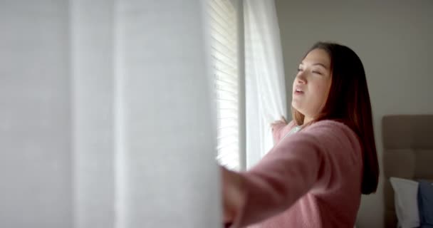 Artı Çift Irklı Kadın Perdeleri Çekiyor Yatak Odası Penceresinden Dışarı — Stok video